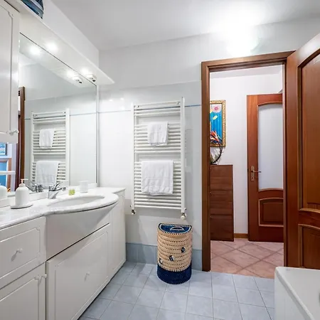 Apartment With Bicycle Storage In - Larihome A24 *